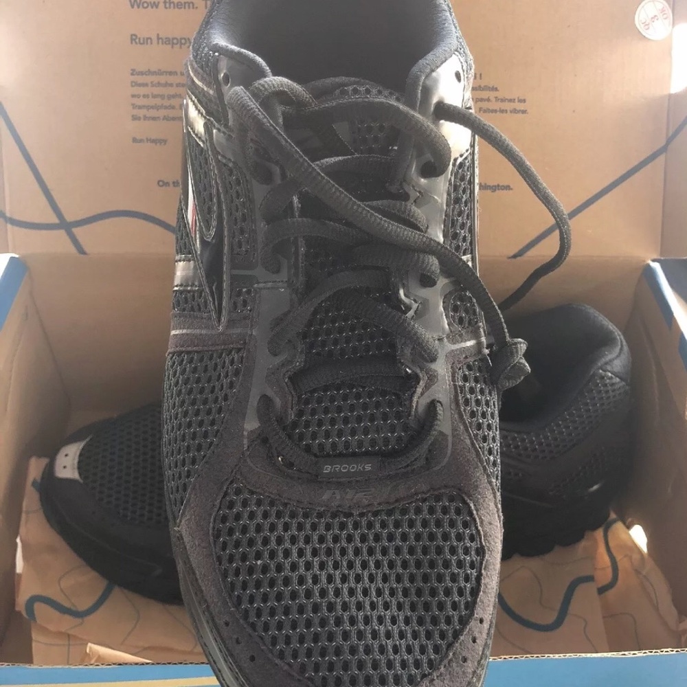 Brooks Size 10